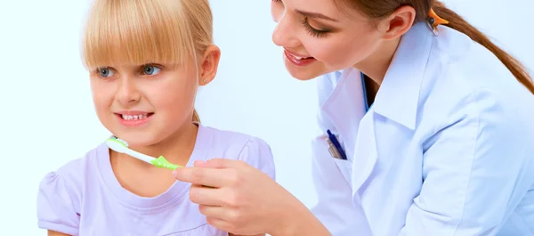 Dentista y niña en el consultorio del dentista — Foto de Stock
