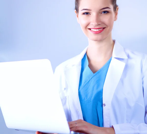 Portrait of young woman doctor standing in hospital — Stock Photo, Image