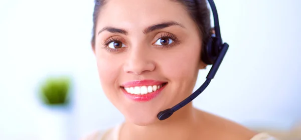 Retrato de primer plano de un agente de servicio al cliente sentado en la oficina — Foto de Stock