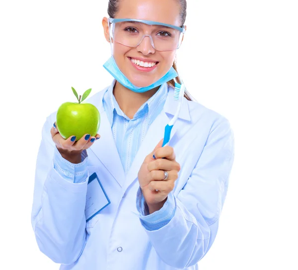 歯医者の女性は手と歯ブラシで緑の新鮮なリンゴを保持 — ストック写真