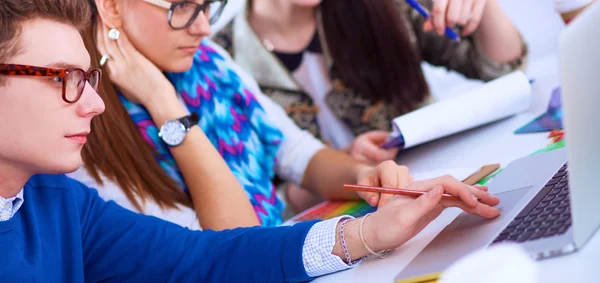 Junge Geschäftsleute arbeiten im Büro an neuem Projekt — Stockfoto