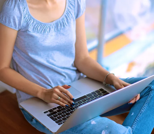 Giovane bella donna che utilizza un computer portatile a casa — Foto Stock