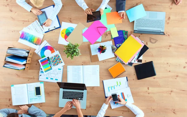 Uomini d'affari che siedono e discutono alla riunione di lavoro, in ufficio — Foto Stock