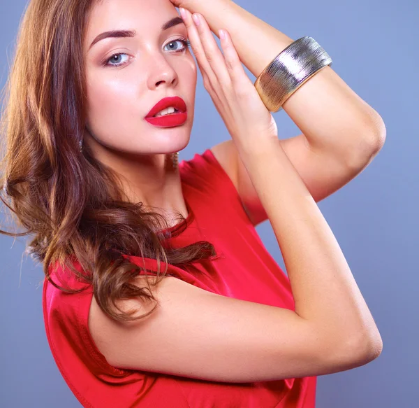 Mujer joven con un vestido rojo de pie — Foto de Stock