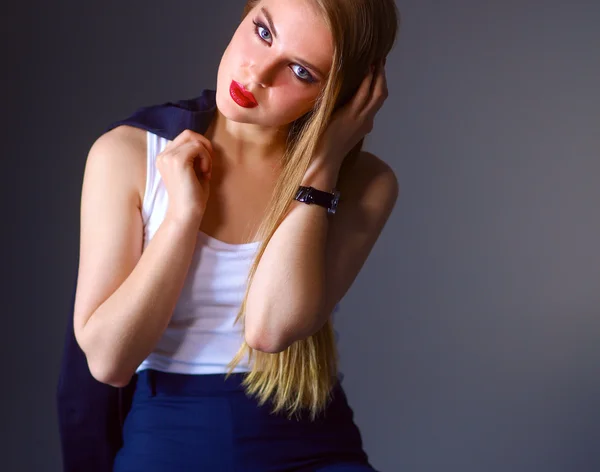 Jovem sentada em uma cadeira — Fotografia de Stock