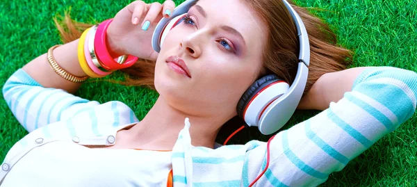 A nő zenét hallgat. — Stock Fotó