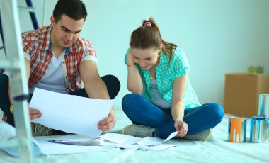 Genç çift katta oturan ve onlar hakkında tasarruf hesaplama