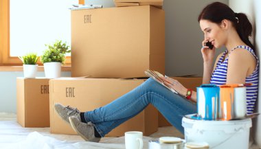 kadın boya renk örneğini yeni ev ahşap yerde oturmak için seçim