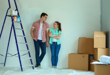 Yeni eve taşınan genç çiftin portresi.