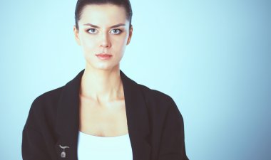 ayakta, gri arka plan üzerinde izole genç kadın