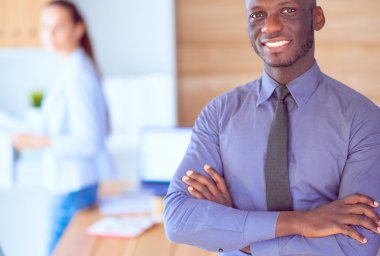 Çekici kadın ofiste, masada oturan paket servisi olan restoran kahve laptop ile çalışma.