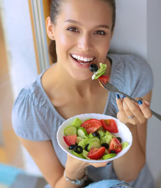 Una hermosa chica comiendo comida saludable — Foto de Stock