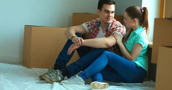 Retrato de casal jovem se movendo em nova casa — Fotografia de Stock