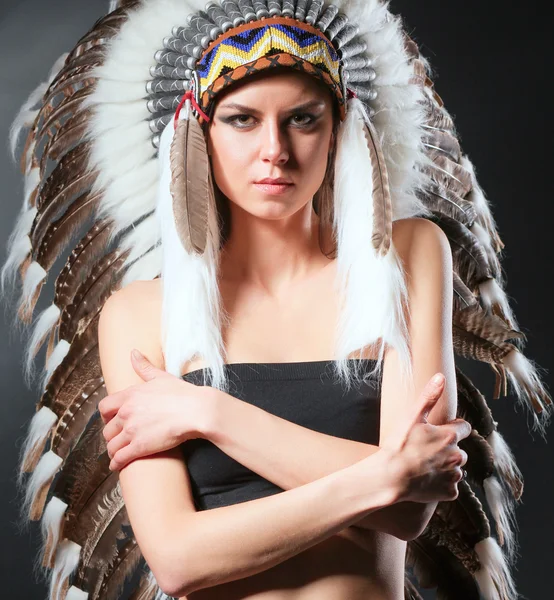 기 털과 아메리카 인디언 의상에서 아름 다운 여자 — 스톡 사진