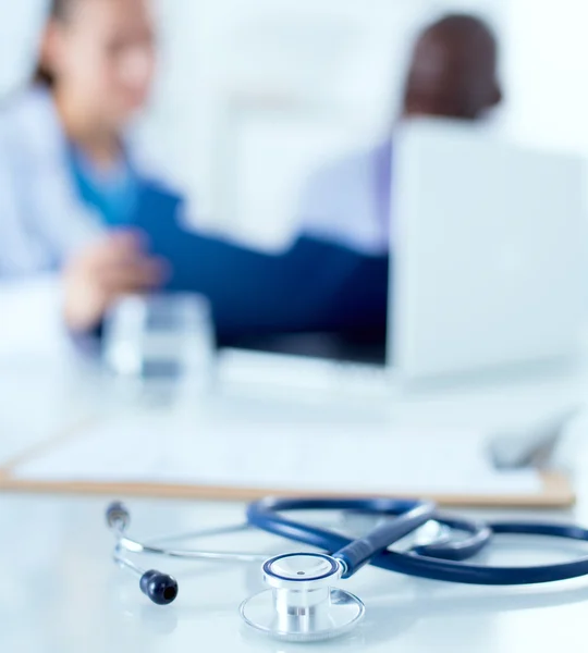 Doktoři medicíny, pracovní stůl. Zaměření na stetoskop. — Stock fotografie