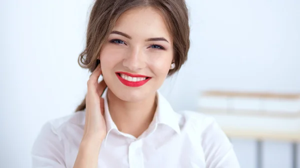 Empresária atraente sentada no escritório — Fotografia de Stock