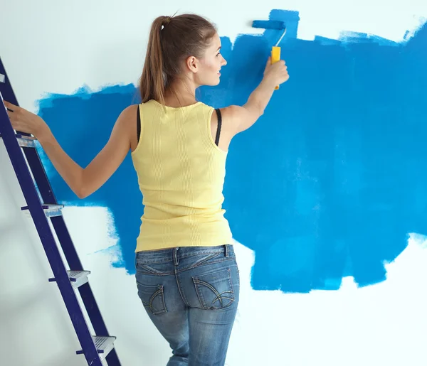 Felice bella giovane donna che fa pittura murale, in piedi vicino alla scala — Foto Stock