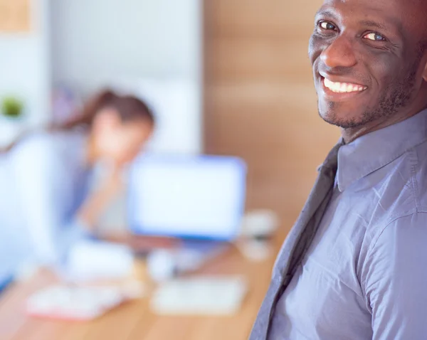 Donna attraente seduta alla scrivania in ufficio, che lavora con il computer portatile, avendo caffè da asporto . — Foto Stock