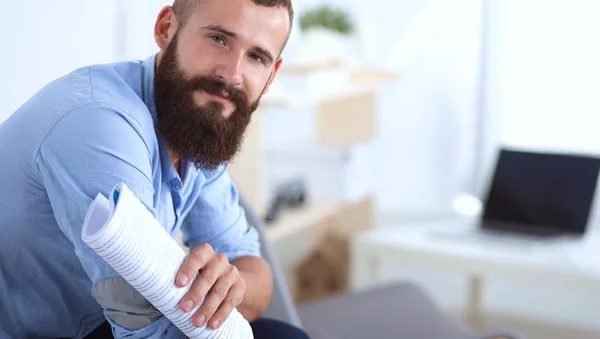 Giovane uomo d'affari seduto sulla sedia con libro in ufficio — Foto Stock