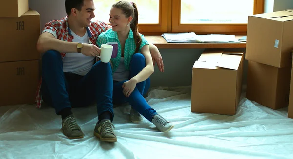 Porträt eines jungen Paares beim Einzug in ein neues Zuhause — Stockfoto