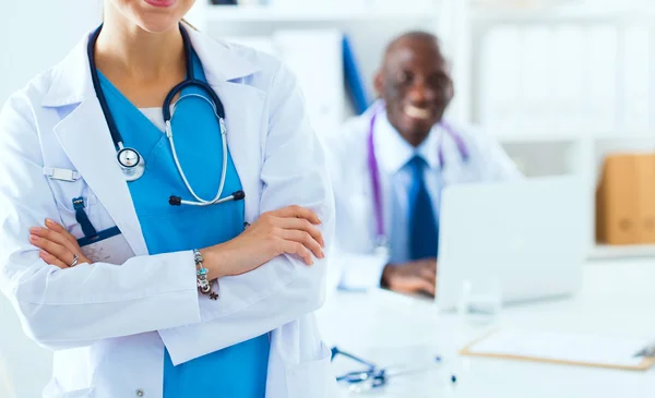 Una doctora sonriente con una carpeta en uniforme en el interior —  Fotos de Stock