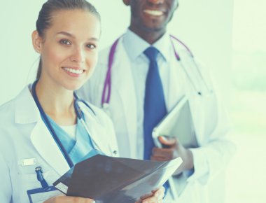 Doktorlar bir metastazdaki röntgeni analiz ediyorlar.