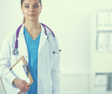 Tıp ekibi modern hastanedeki masada oturuyor.