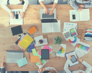 İş adamları iş toplantısında, ofiste oturup tartışıyorlar.