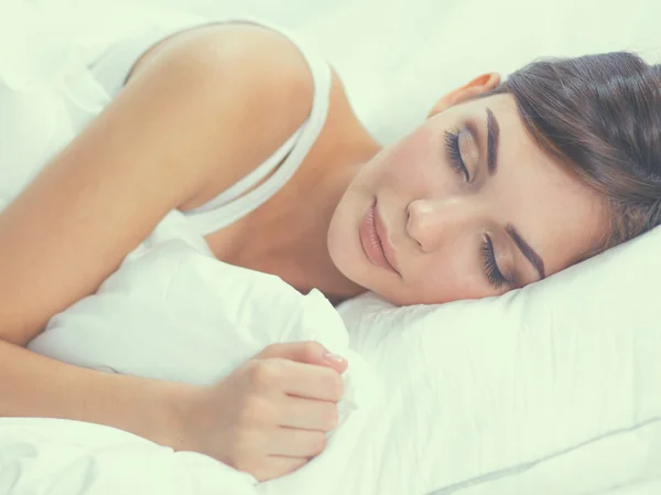 Hermosa chica duerme en el dormitorio, acostado en la cama — Foto de Stock