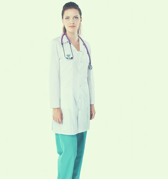 Médica sorridente de uniforme de pé no hospital — Fotografia de Stock