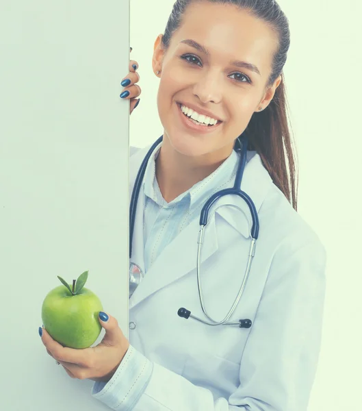 Mosolygó orvos almával és üres transzparenssel — Stock Fotó