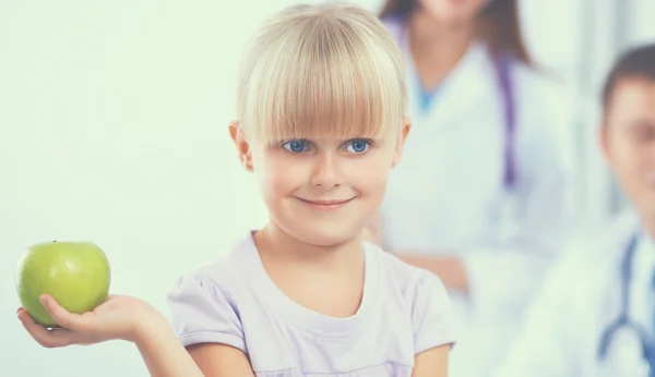 Concepto de niño y medicina - doctora dándole una manzana a una niña . —  Fotos de Stock