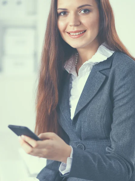 Mulher de negócios sorrindo falando ao telefone no escritório — Fotografia de Stock