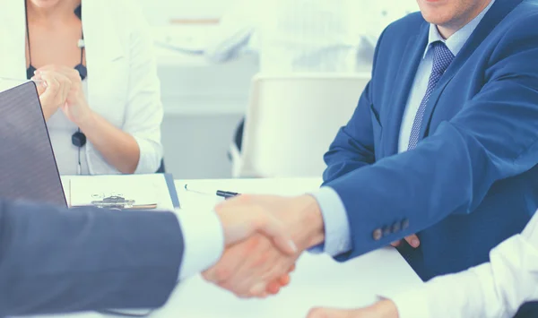 Gente de negocios dándose la mano, terminando una reunión —  Fotos de Stock