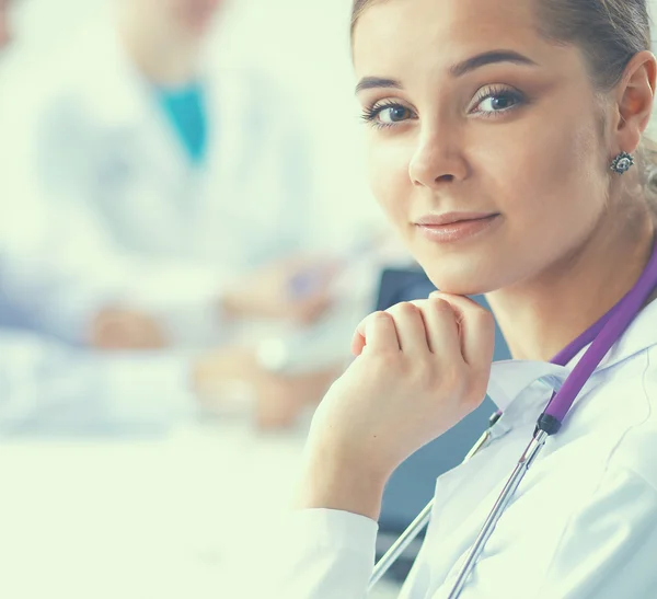 Squadra medica seduta al tavolo in ospedale moderno — Foto Stock