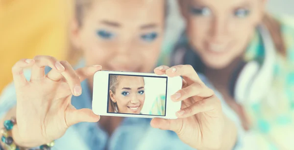 Dos chicas tomando fotos por teléfono en casa — Foto de Stock