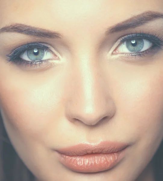 Retrato de cerca de la hermosa cara de mujer joven. Aislado sobre fondo blanco. —  Fotos de Stock