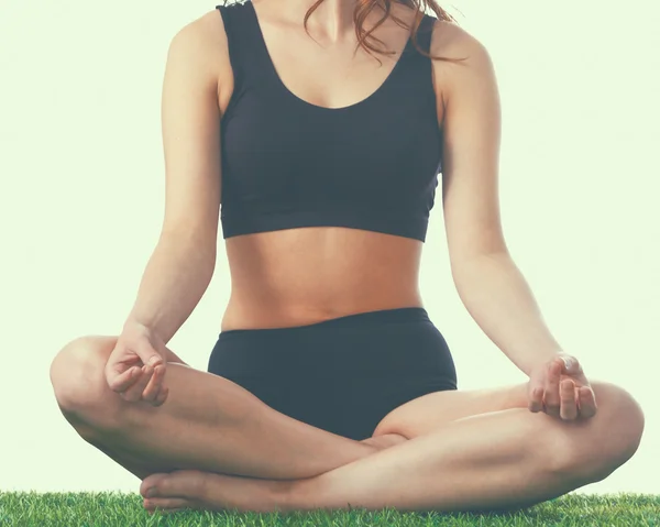 Ung kvinna utövar yoga i lotusställning — Stockfoto