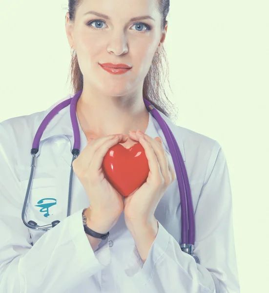 Giovane medico donna in possesso di un cuore rosso, isolato su sfondo bianco — Foto Stock