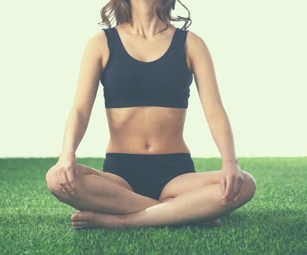 Mujer joven practicando yoga en posición de loto — Foto de Stock