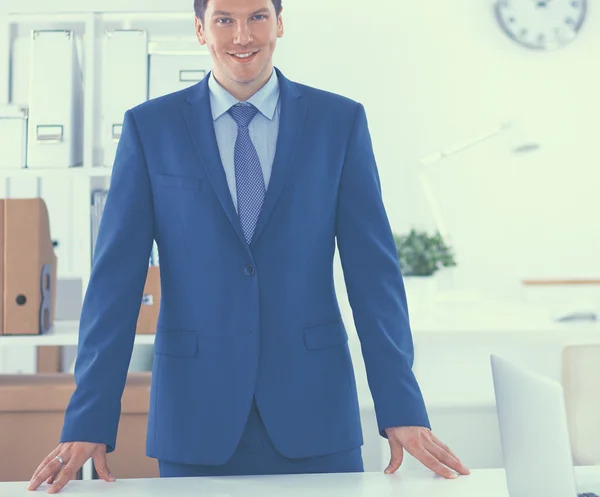 Business man of manager staande tegen zijn Bureau op kantoor — Stockfoto