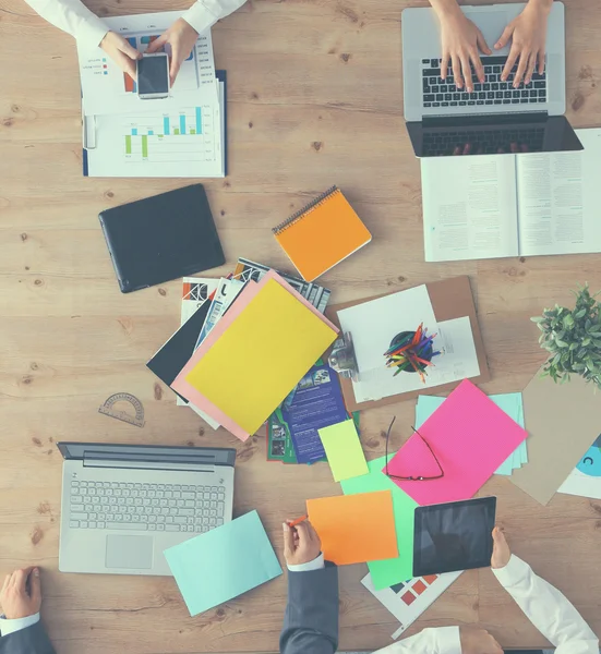 Geschäftsleute sitzen und diskutieren bei Geschäftstreffen, im Büro — Stockfoto