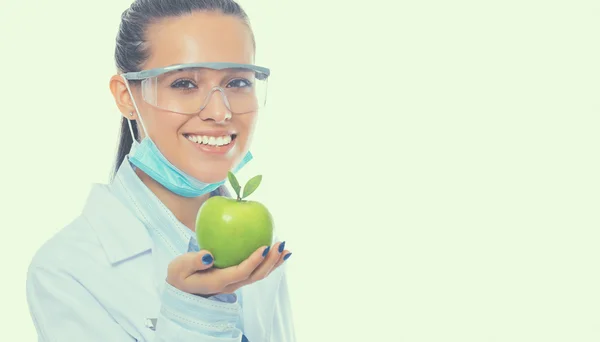 Улыбающаяся женщина доктор с зеленым яблоком. — стоковое фото