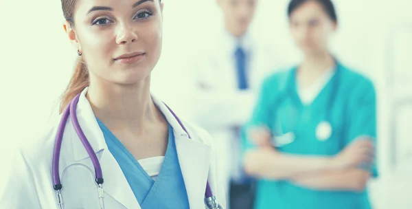 Femme médecin debout avec stéthoscope à l'hôpital — Photo