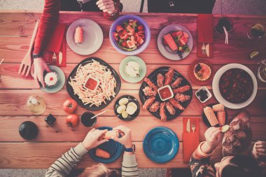 Grup birlikte ahşap masada otururken yemeğe insan Üstten Görünüm