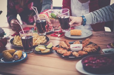 Yemek masasında içki içen insanlar.