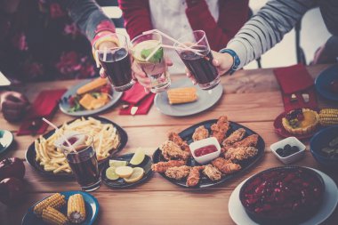 Yemek masasında içki içen insanlar.