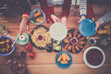 Grup birlikte ahşap masada otururken yemeğe insan Üstten Görünüm