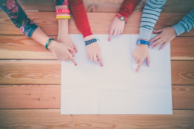 Üç kadın bir masada birlikte oturan