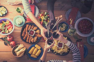 Yemek masasında içki içen insanlar.